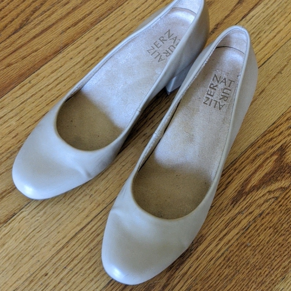 Nude low pumps